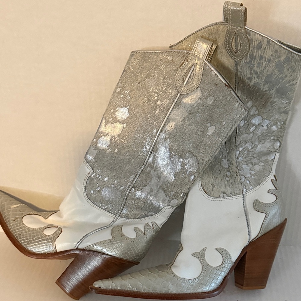 Stylish Gray and White Western Boots-BEAUTIFUL